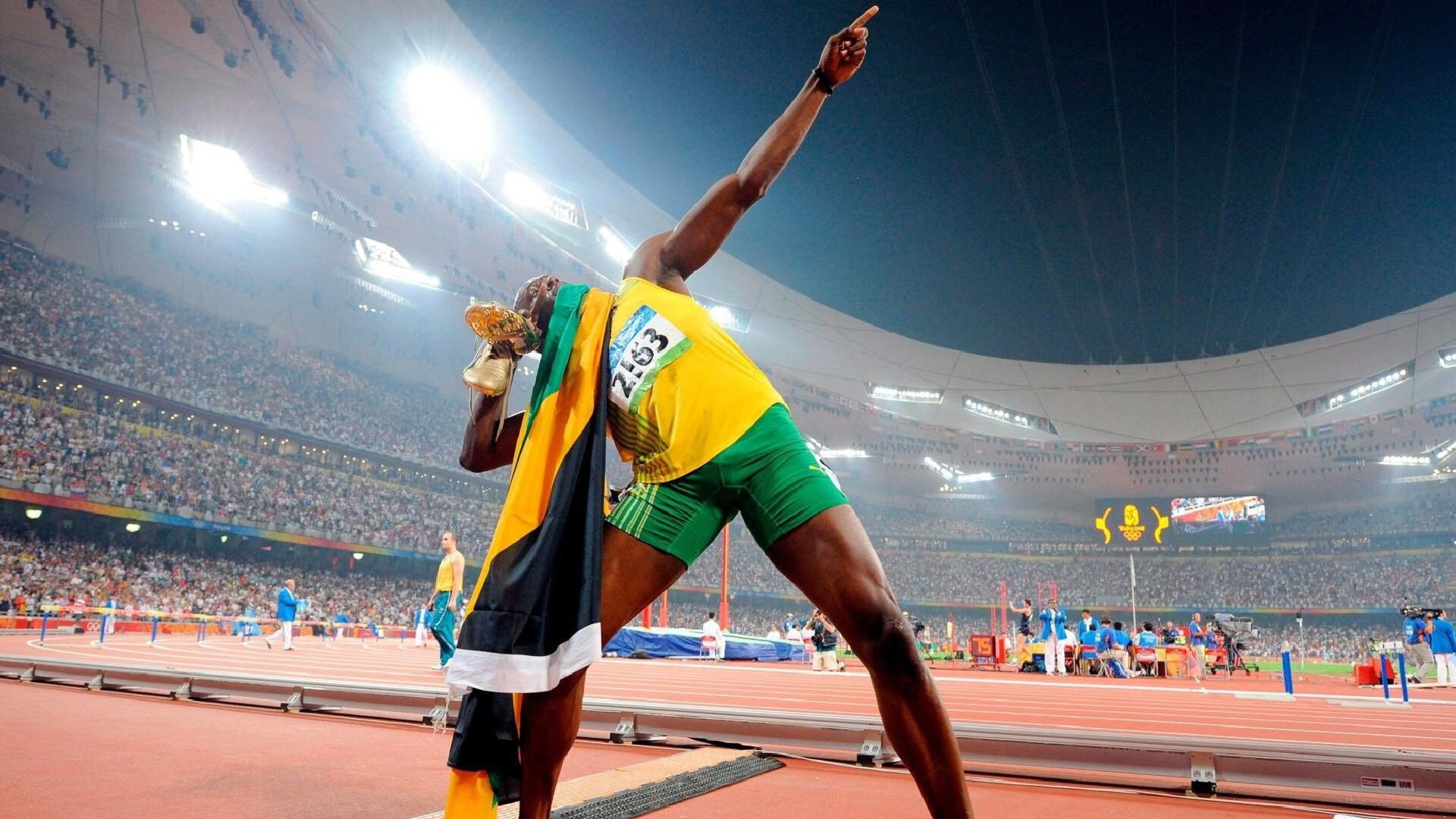 拜仁宽路打法，传中频繁造成巨大破坏，拜仁边路